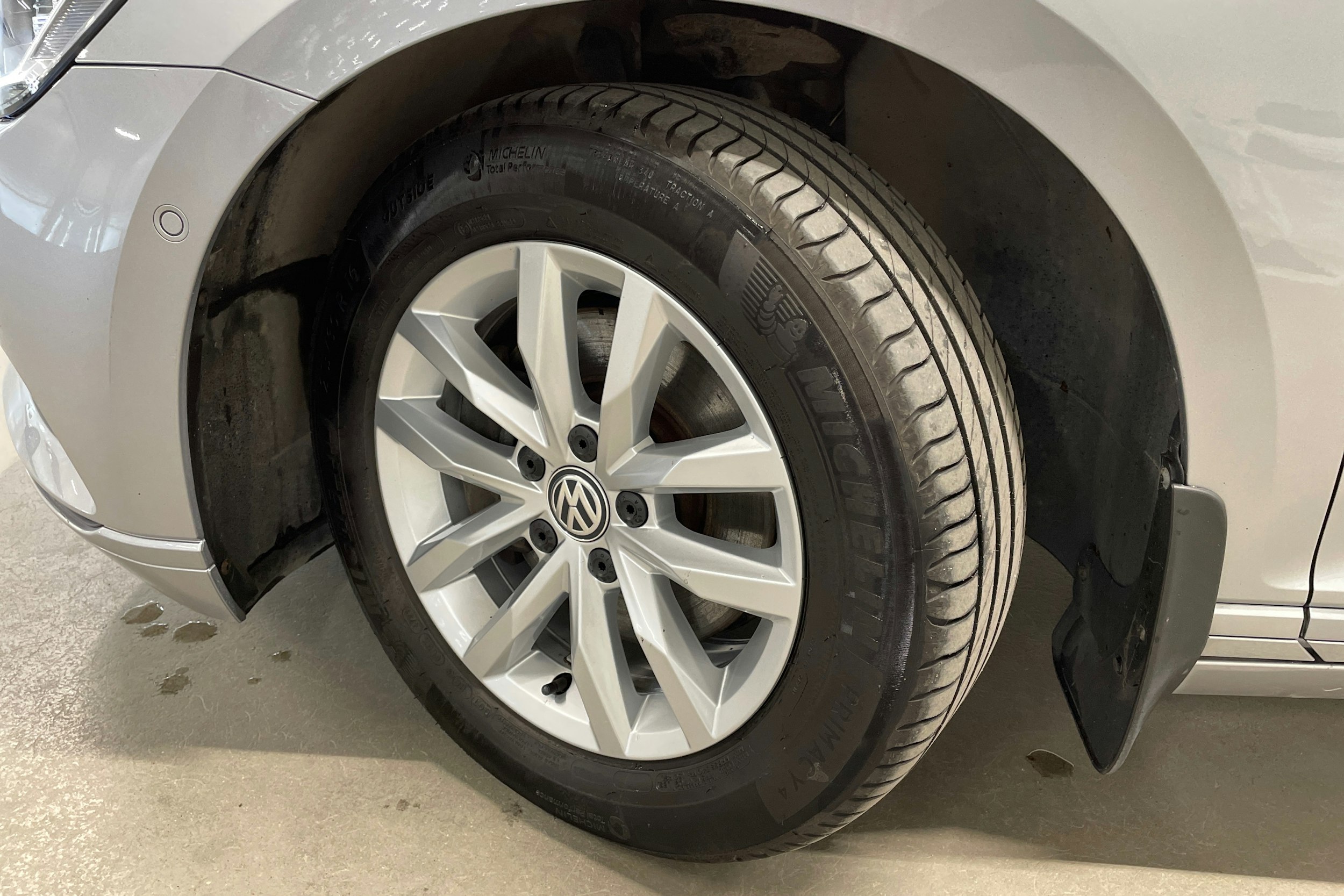 sininen Volkswagen Passat 2018 kuva 13.