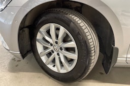 sininen Volkswagen Passat 2018 kuva 13.