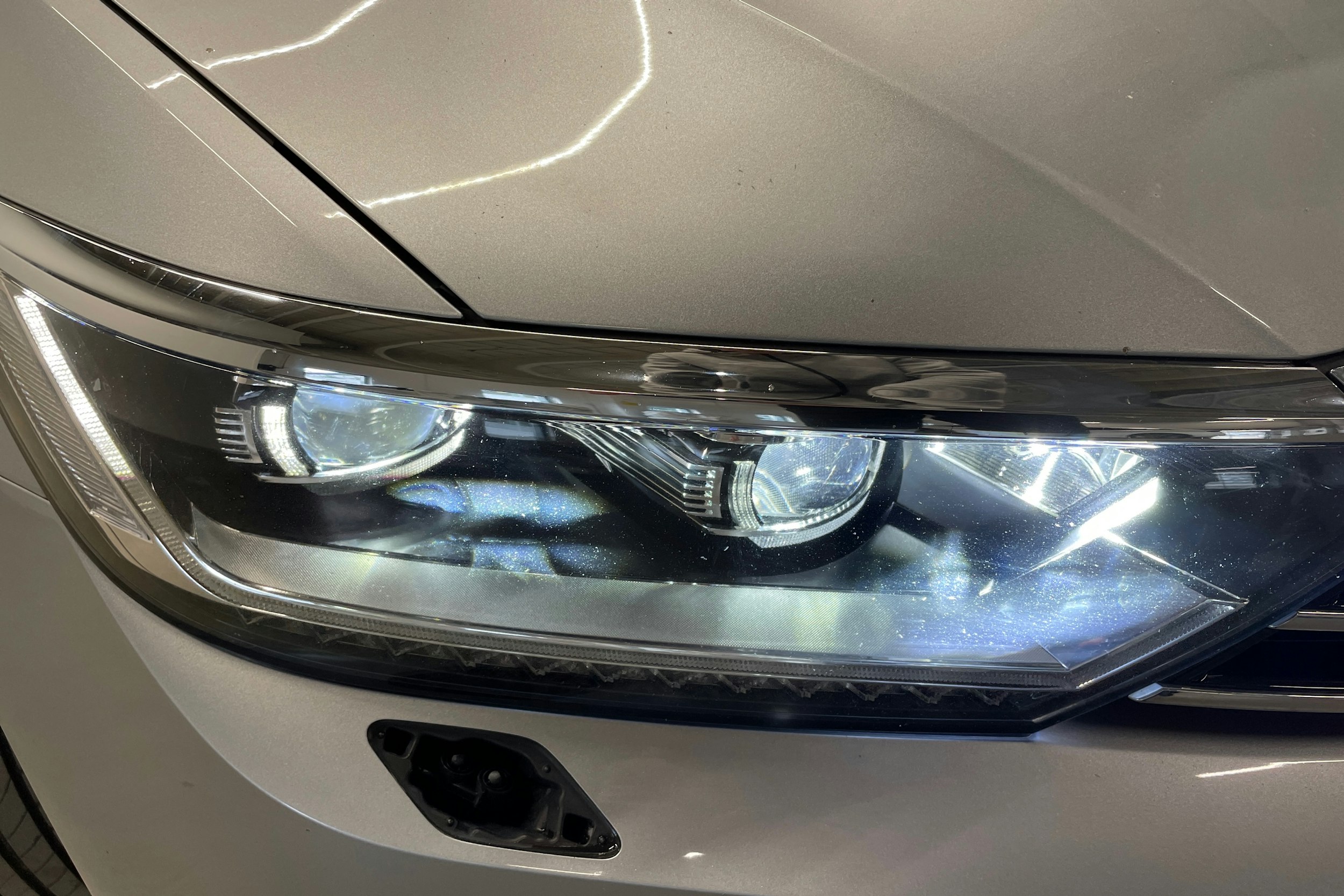 sininen Volkswagen Passat 2018 kuva 14.