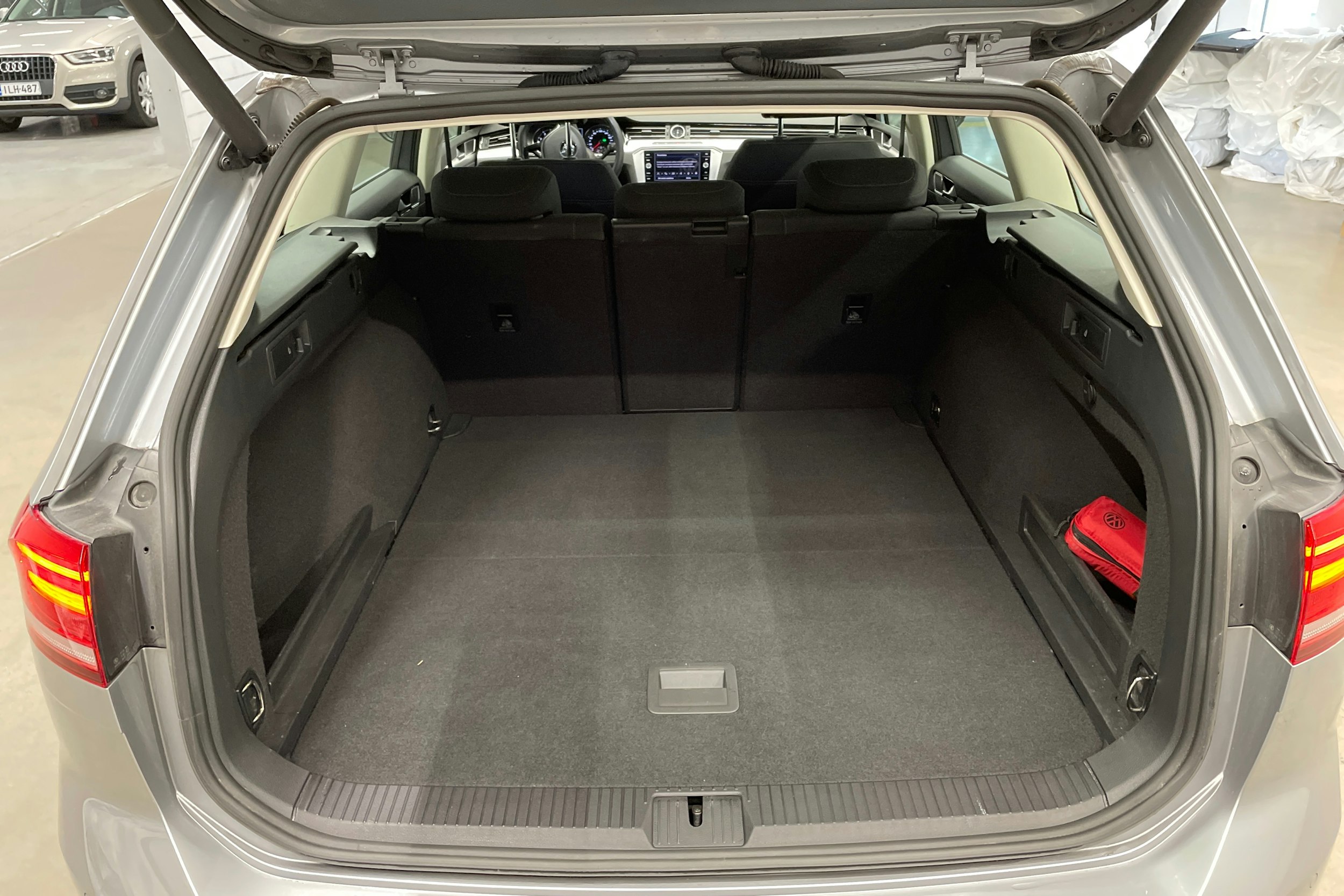 sininen Volkswagen Passat 2018 kuva 15.