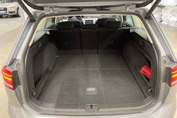 sininen Volkswagen Passat 2018 kuva 15.