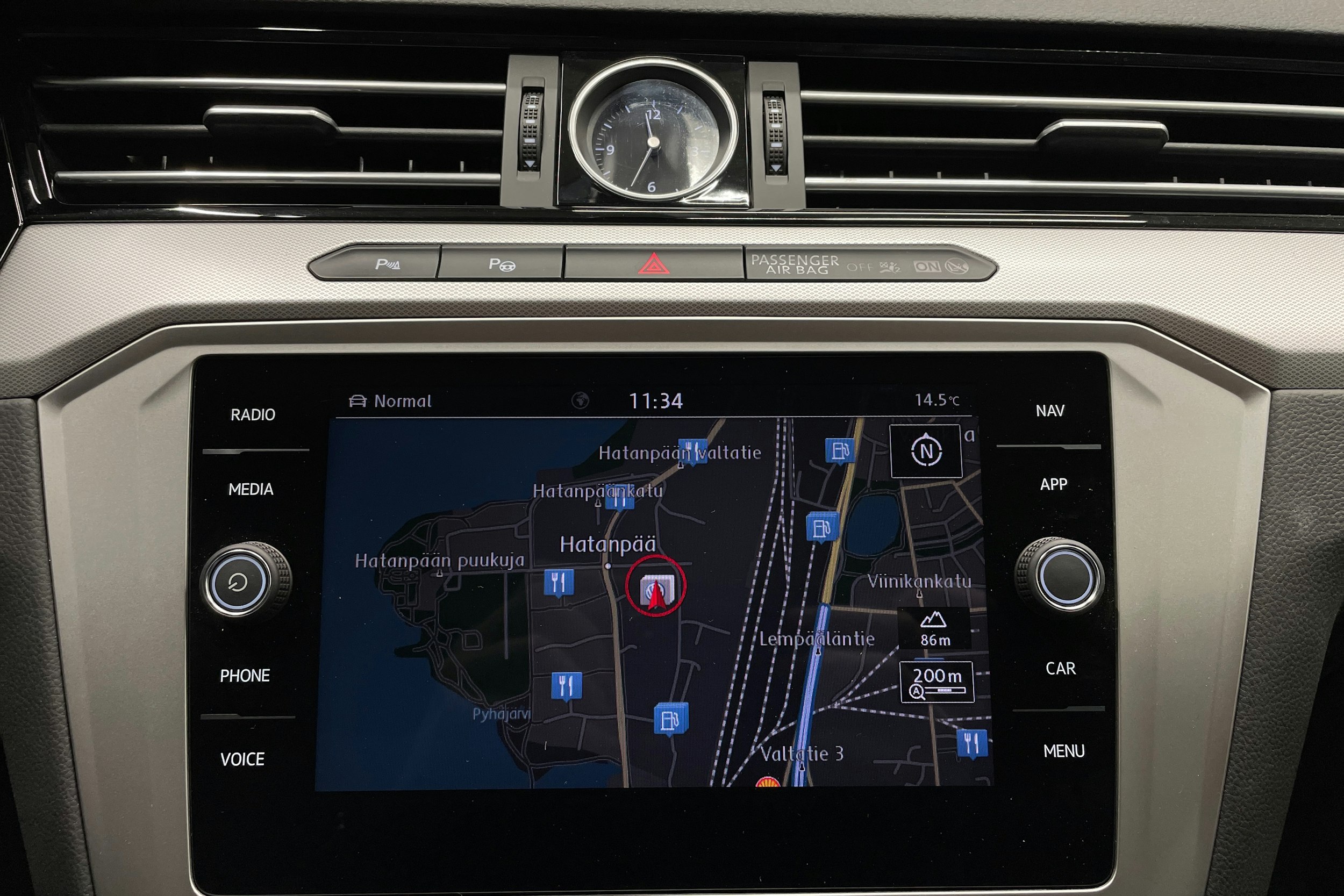 sininen Volkswagen Passat 2018 kuva 17.