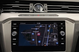 sininen Volkswagen Passat 2018 kuva 17.