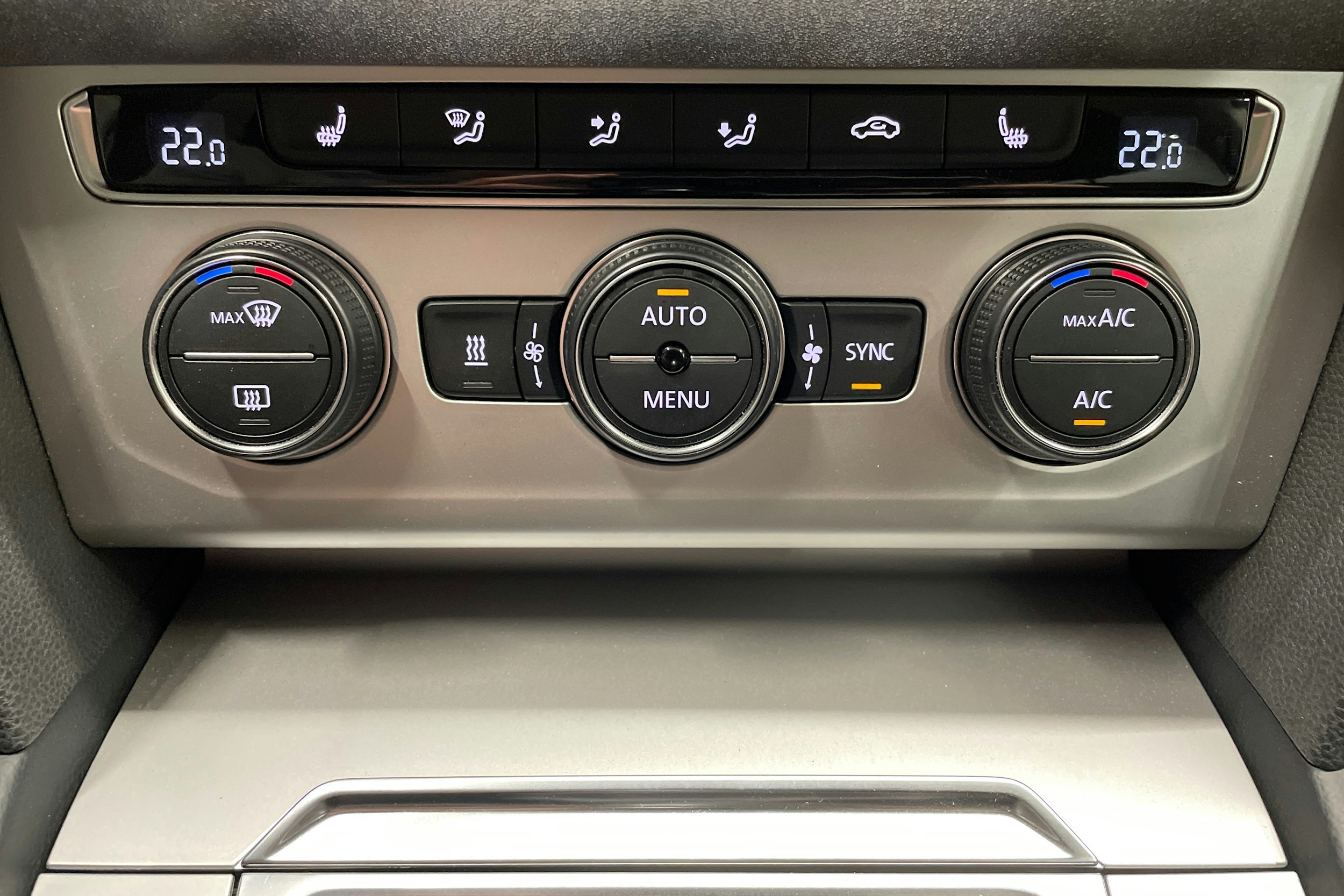 sininen Volkswagen Passat 2018 kuva 21.