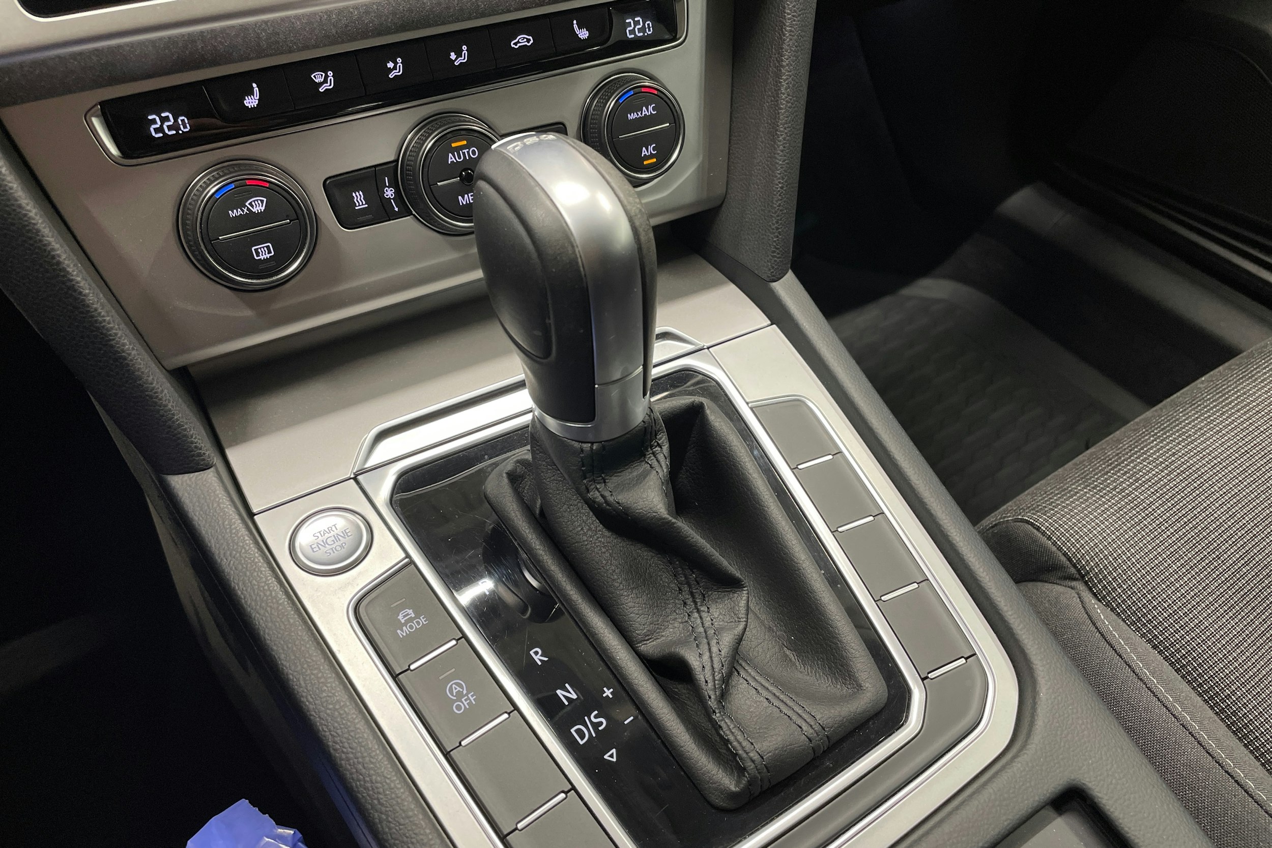 sininen Volkswagen Passat 2018 kuva 22.