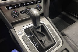 sininen Volkswagen Passat 2018 kuva 22.