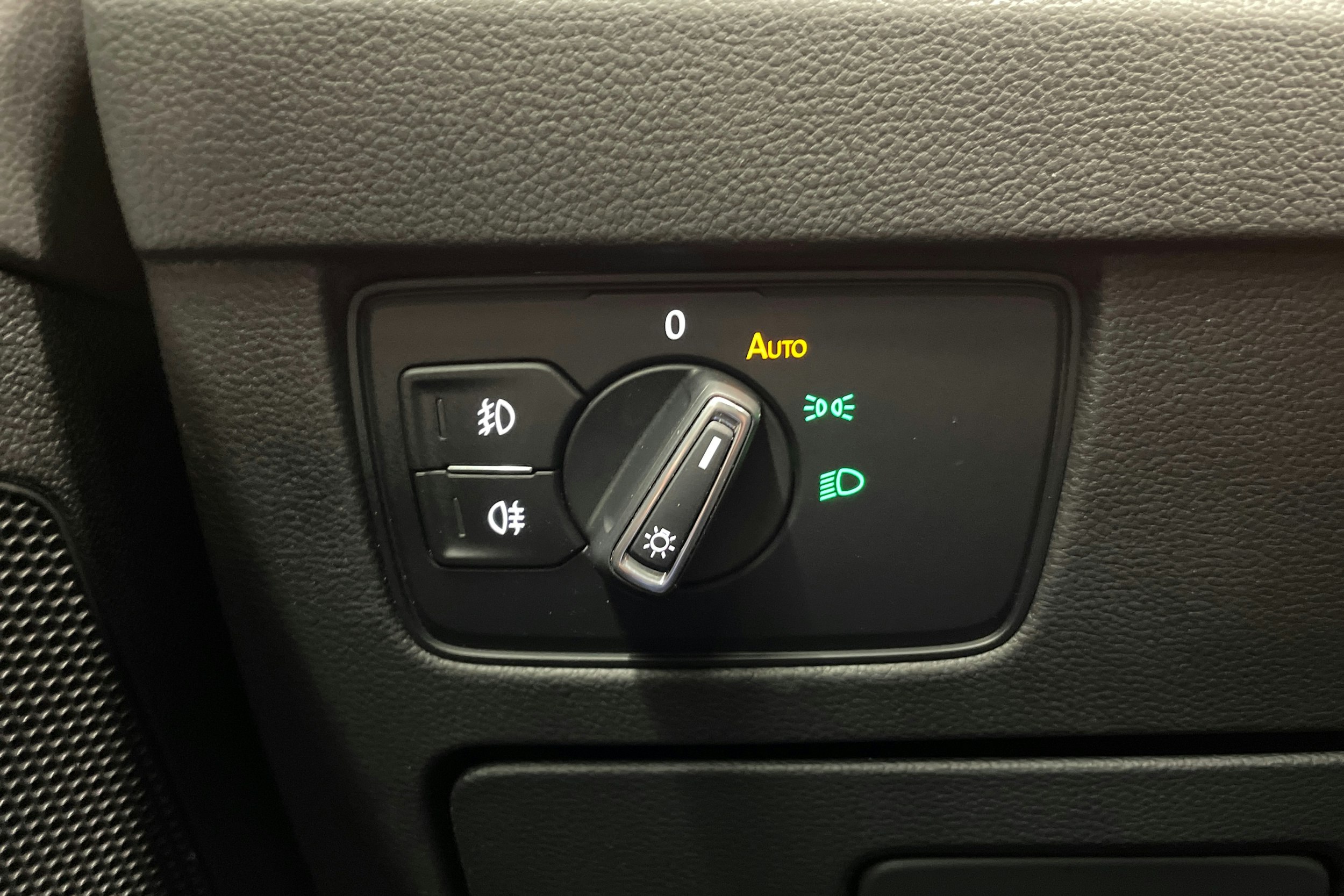 sininen Volkswagen Passat 2018 kuva 24.