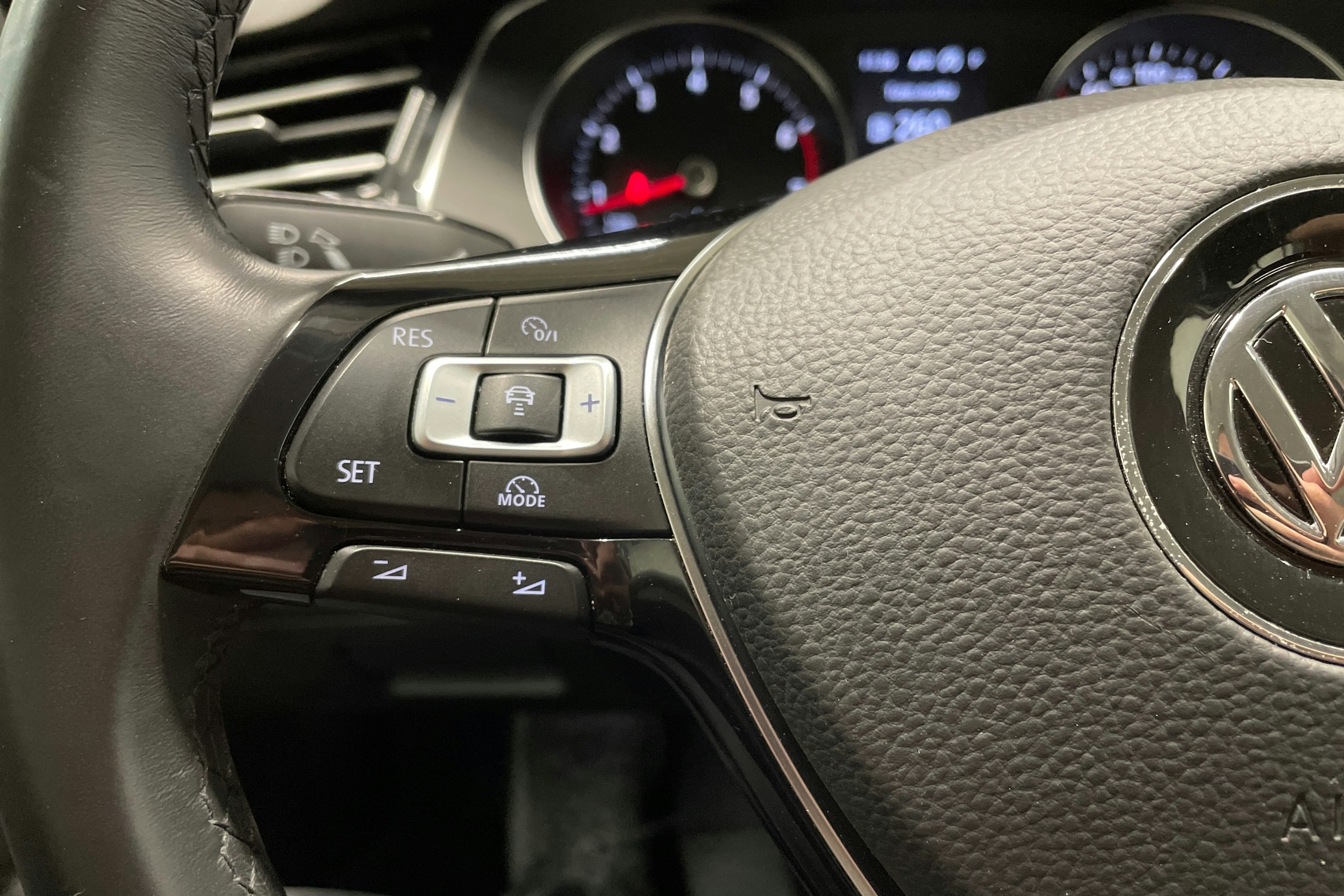 sininen Volkswagen Passat 2018 kuva 26.