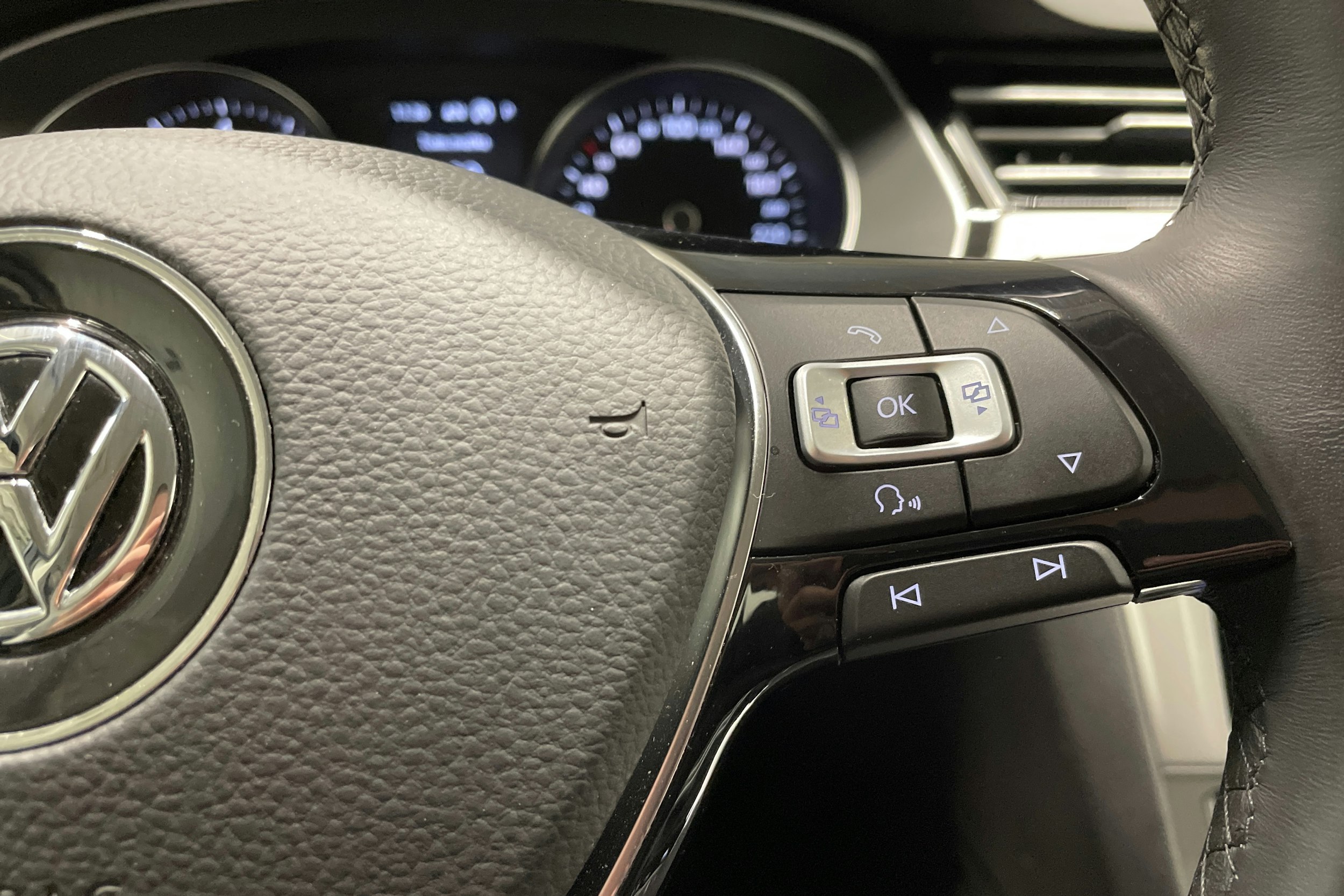 sininen Volkswagen Passat 2018 kuva 27.