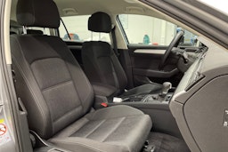 sininen Volkswagen Passat 2018 kuva 28.