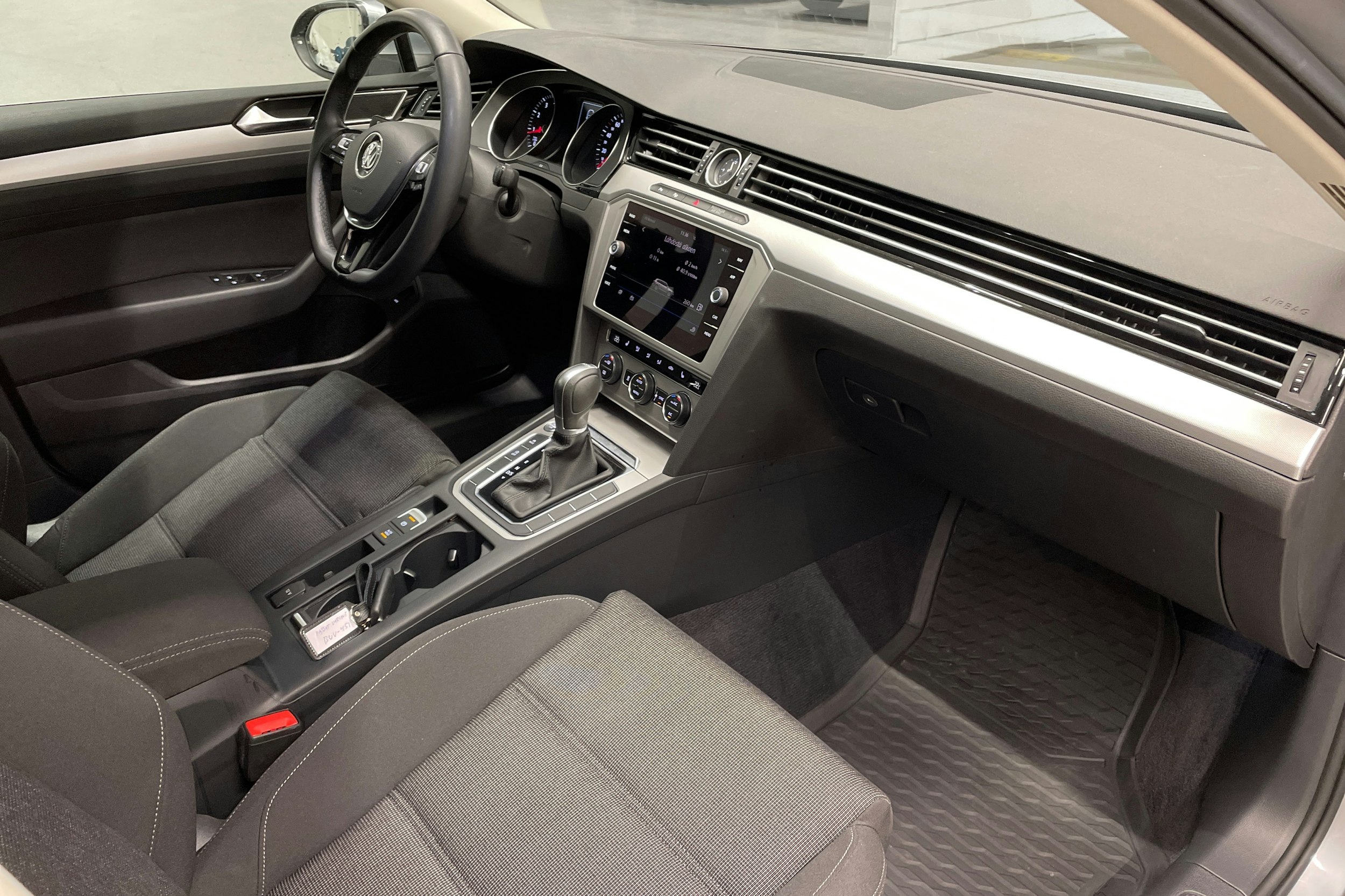 sininen Volkswagen Passat 2018 kuva 29.