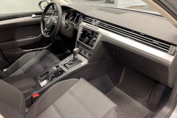 sininen Volkswagen Passat 2018 kuva 29.
