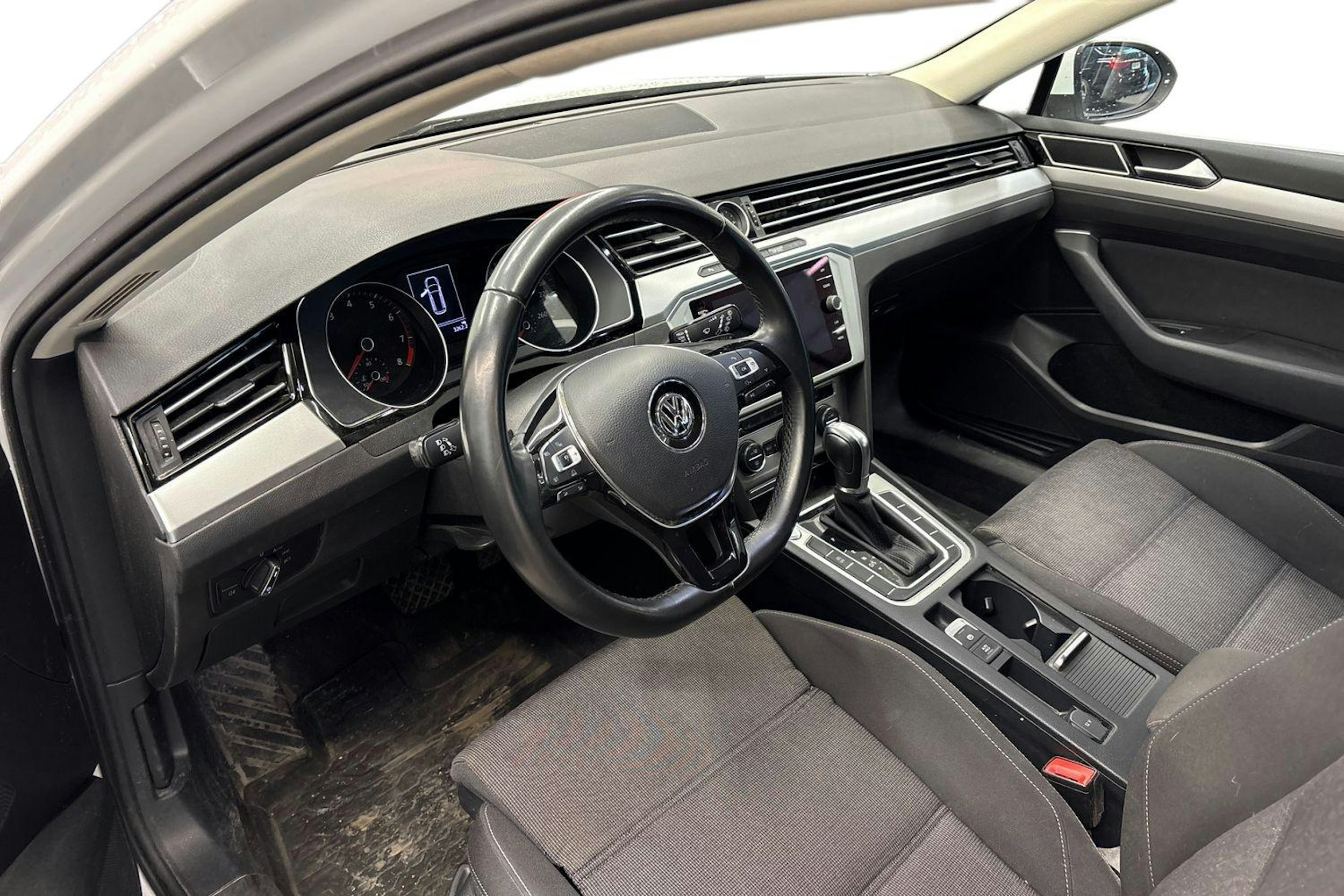 valkoinen Volkswagen Passat 2018 kuva 3.