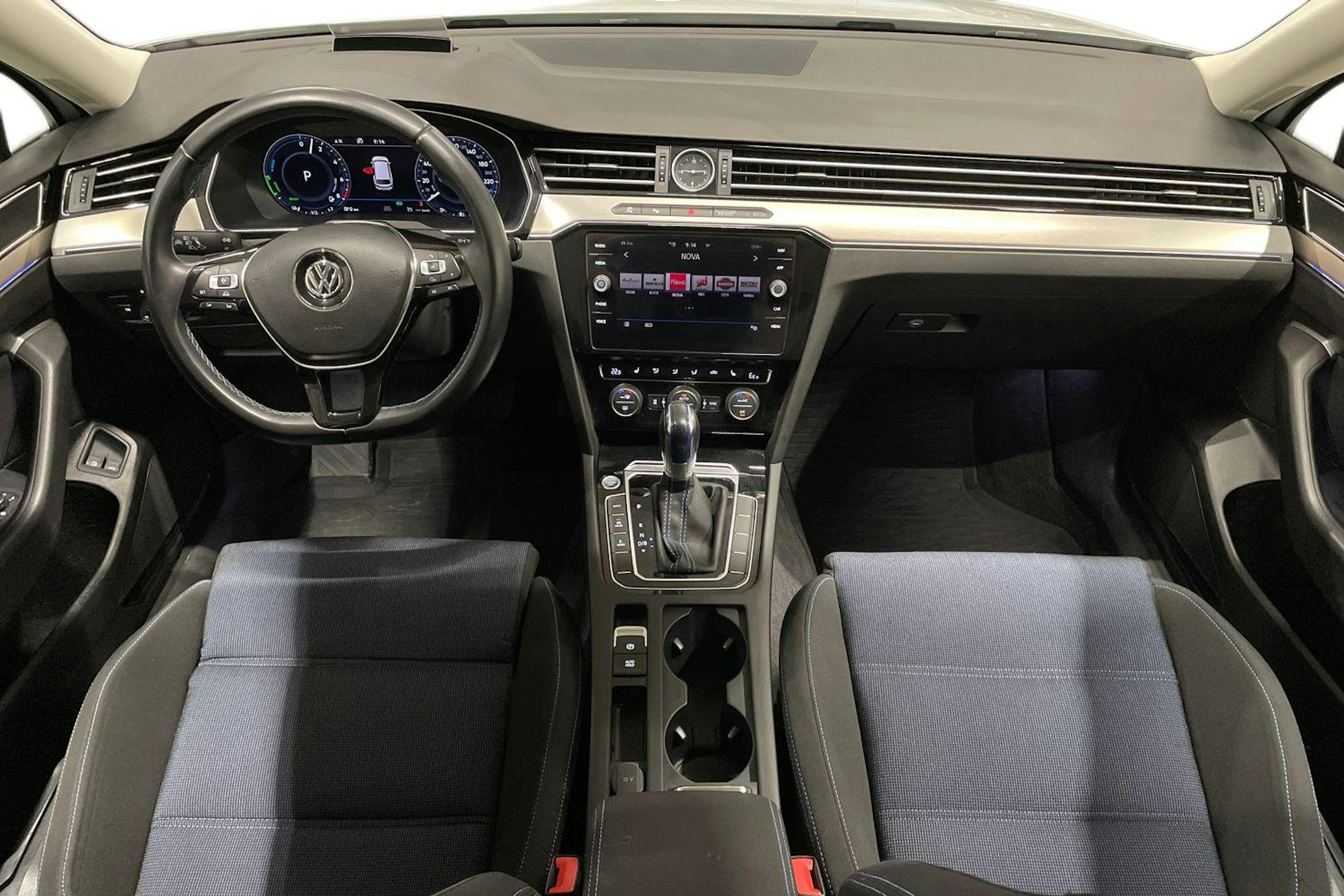 Valkoinen Volkswagen PASSAT 2018 kuva 9.