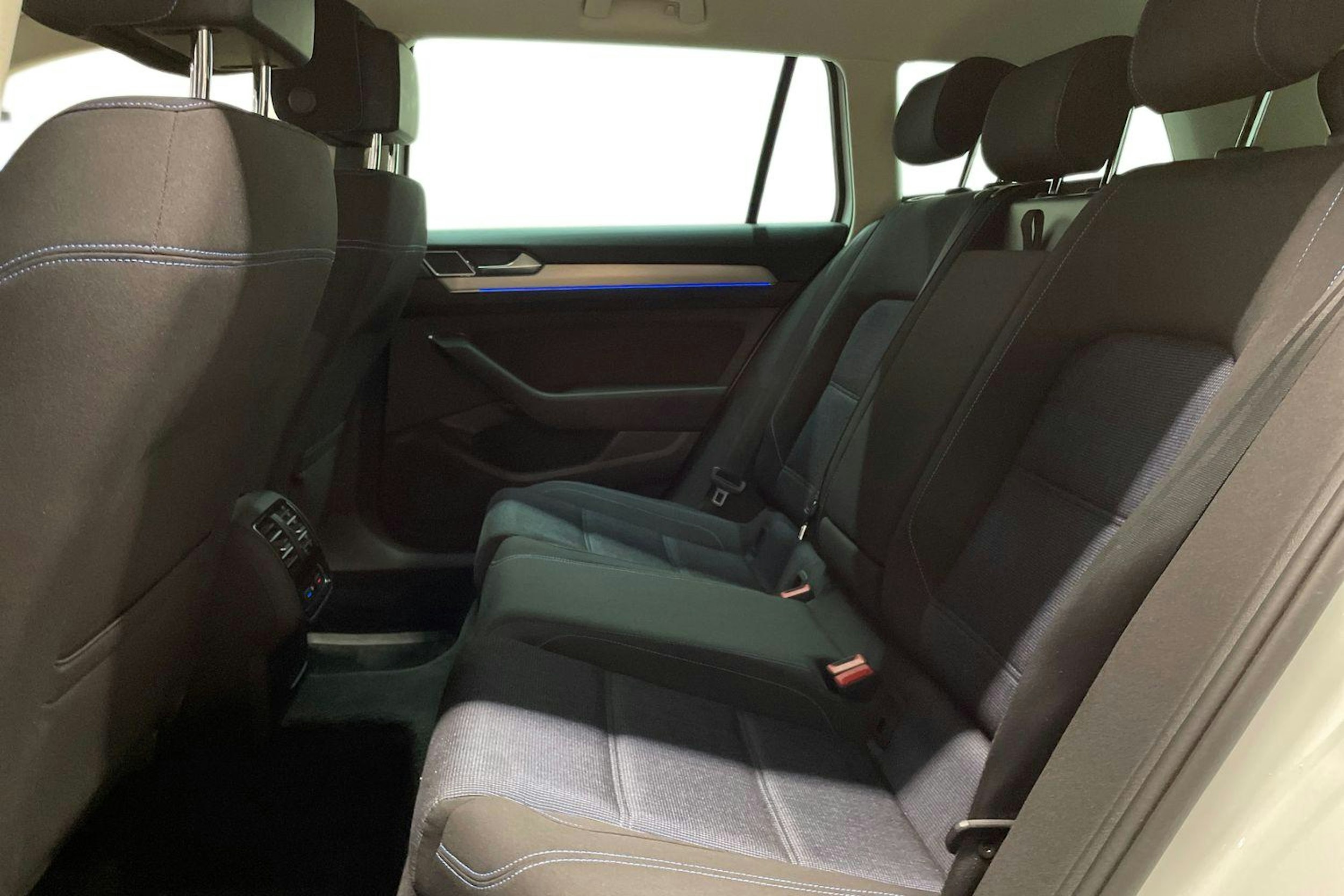 Valkoinen Volkswagen PASSAT 2018 kuva 10.