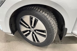 Valkoinen Volkswagen PASSAT 2018 kuva 13.