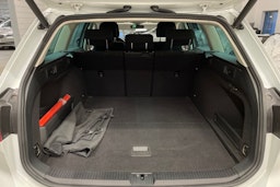 Valkoinen Volkswagen PASSAT 2018 kuva 15.