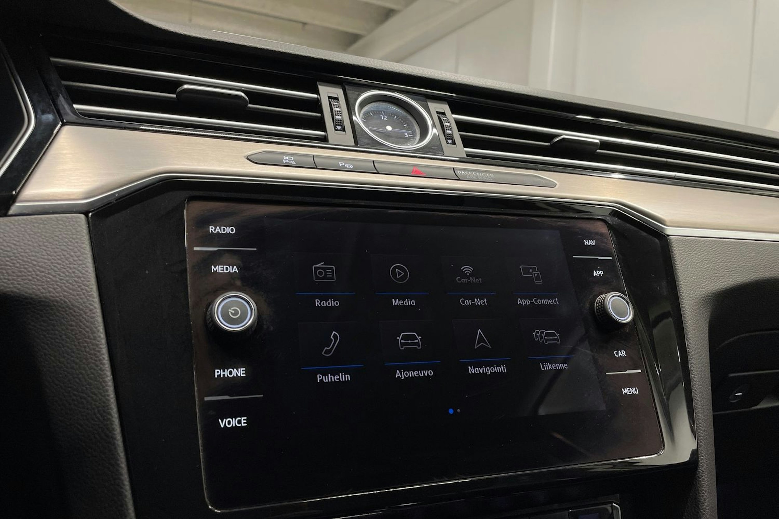 Valkoinen Volkswagen PASSAT 2018 kuva 17.