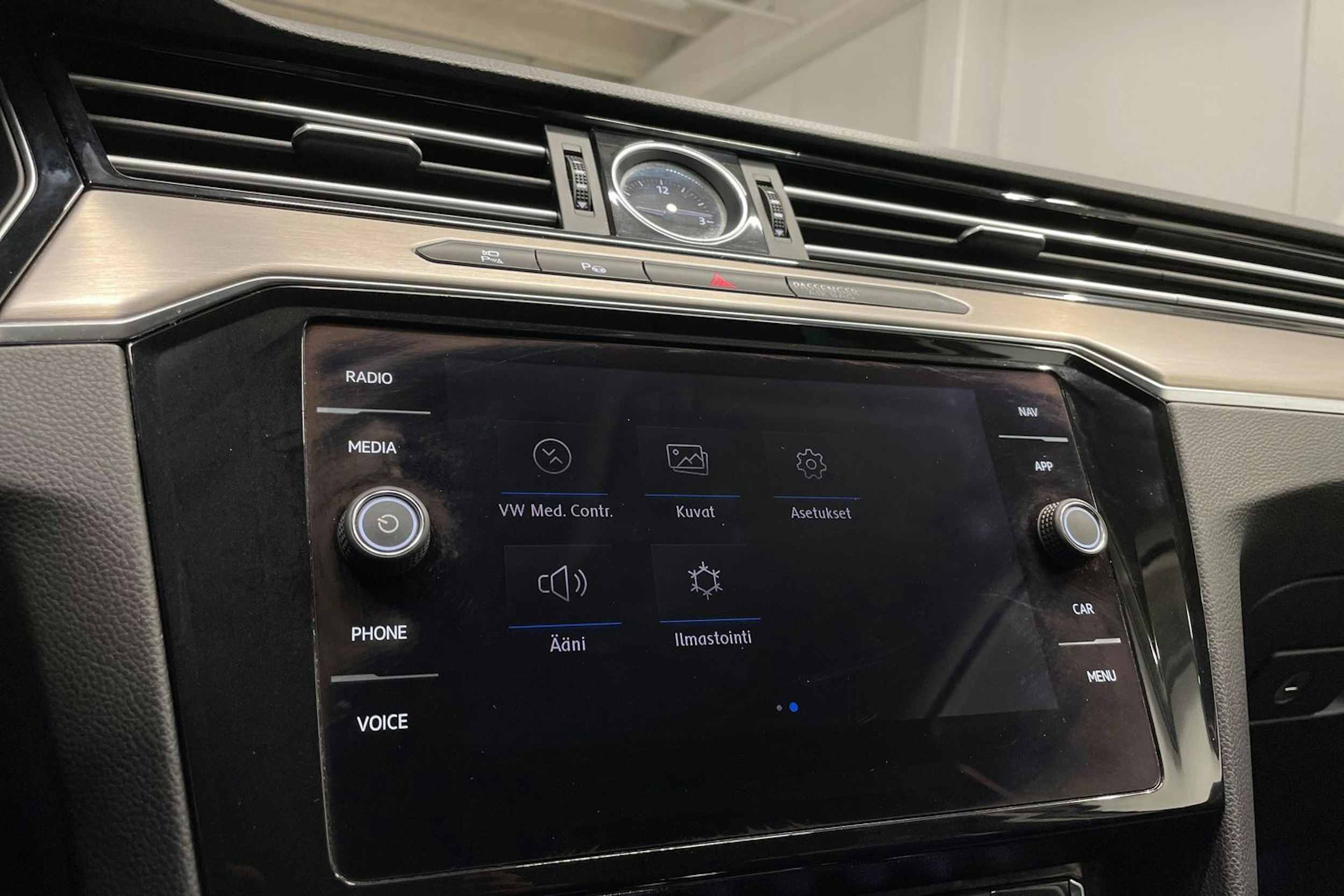 Valkoinen Volkswagen PASSAT 2018 kuva 18.