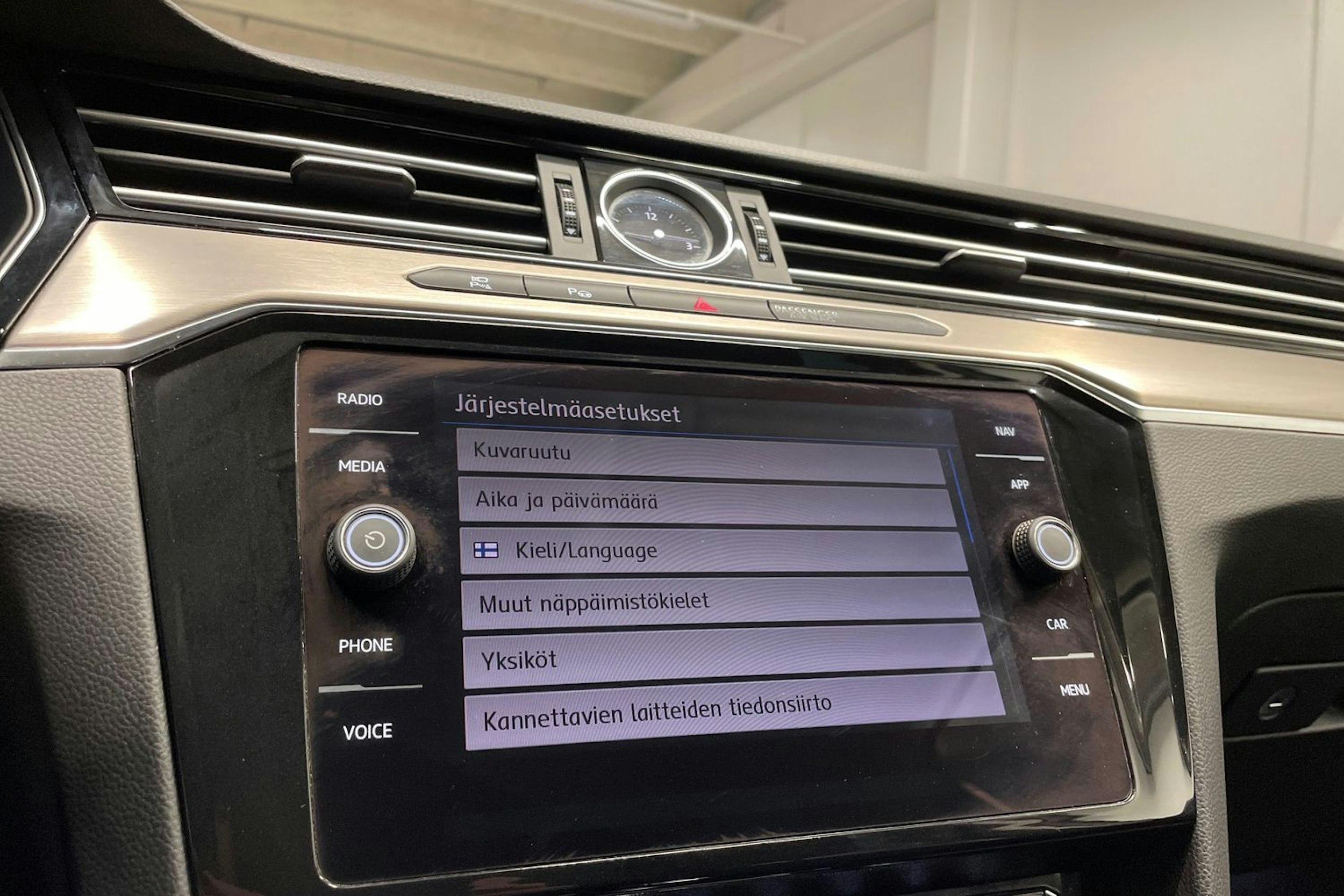 Valkoinen Volkswagen PASSAT 2018 kuva 19.