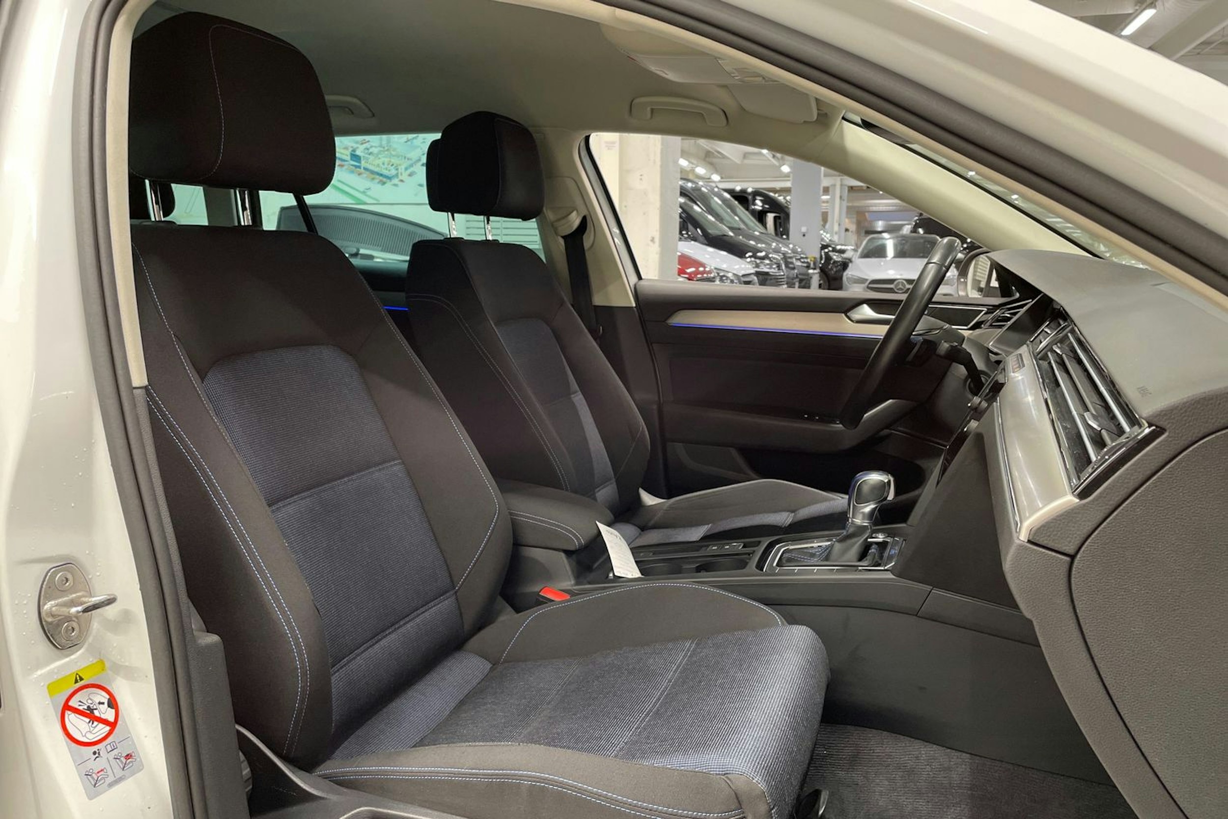 Valkoinen Volkswagen PASSAT 2018 kuva 30.