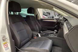 Valkoinen Volkswagen PASSAT 2018 kuva 30.