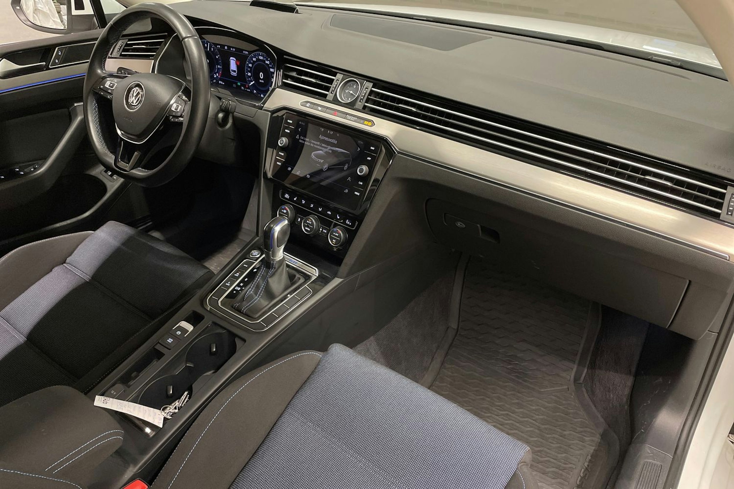 Valkoinen Volkswagen PASSAT 2018 kuva 31.