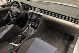 Valkoinen Volkswagen PASSAT 2018 kuva 31.