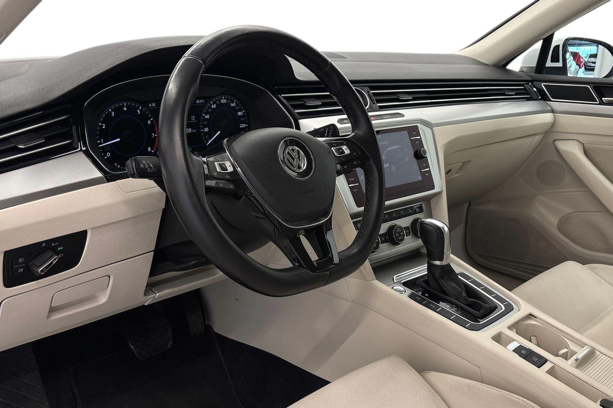 valkoinen Volkswagen Passat 2018 kuva 8.
