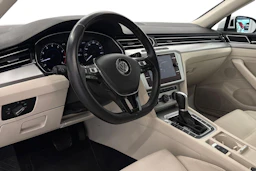 valkoinen Volkswagen Passat 2018 kuva 8.