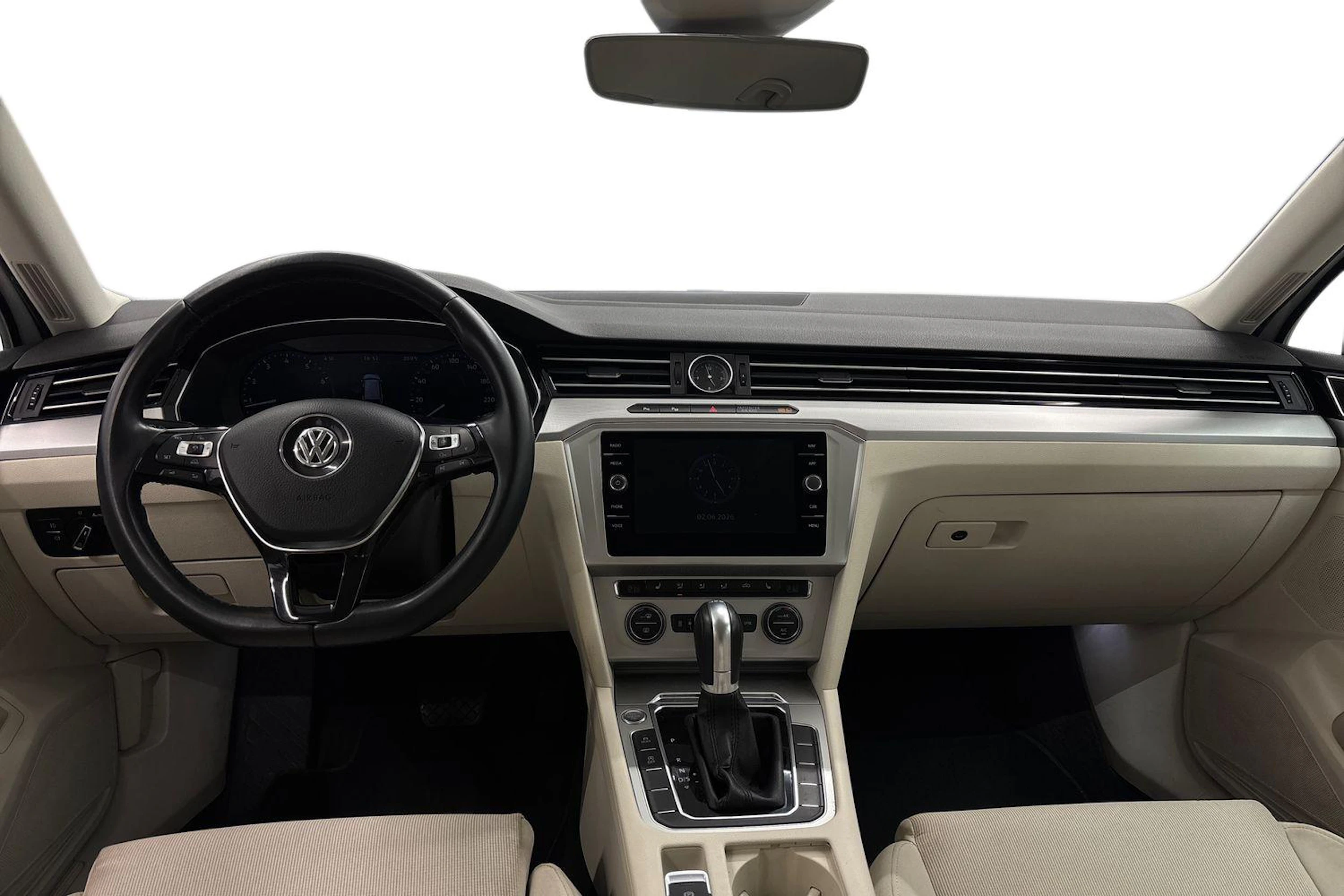 valkoinen Volkswagen Passat 2018 kuva 9.