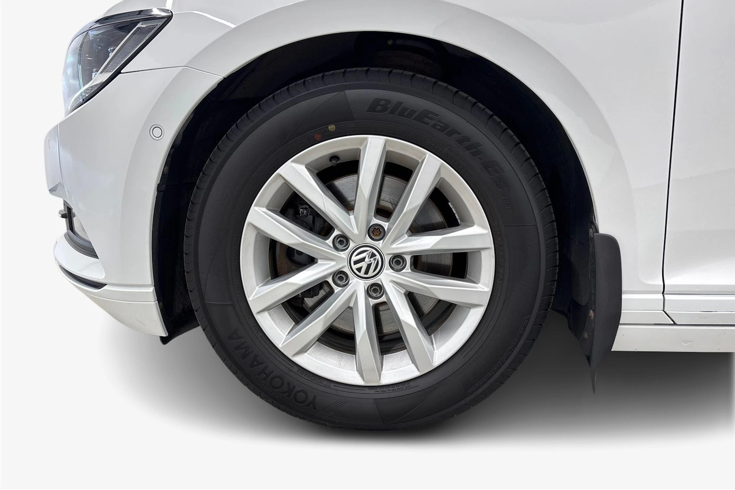 valkoinen Volkswagen Passat 2018 kuva 12.