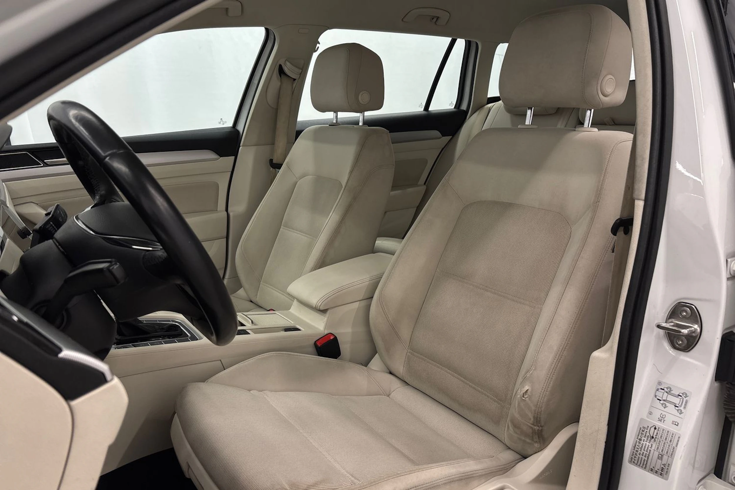 valkoinen Volkswagen Passat 2018 kuva 15.