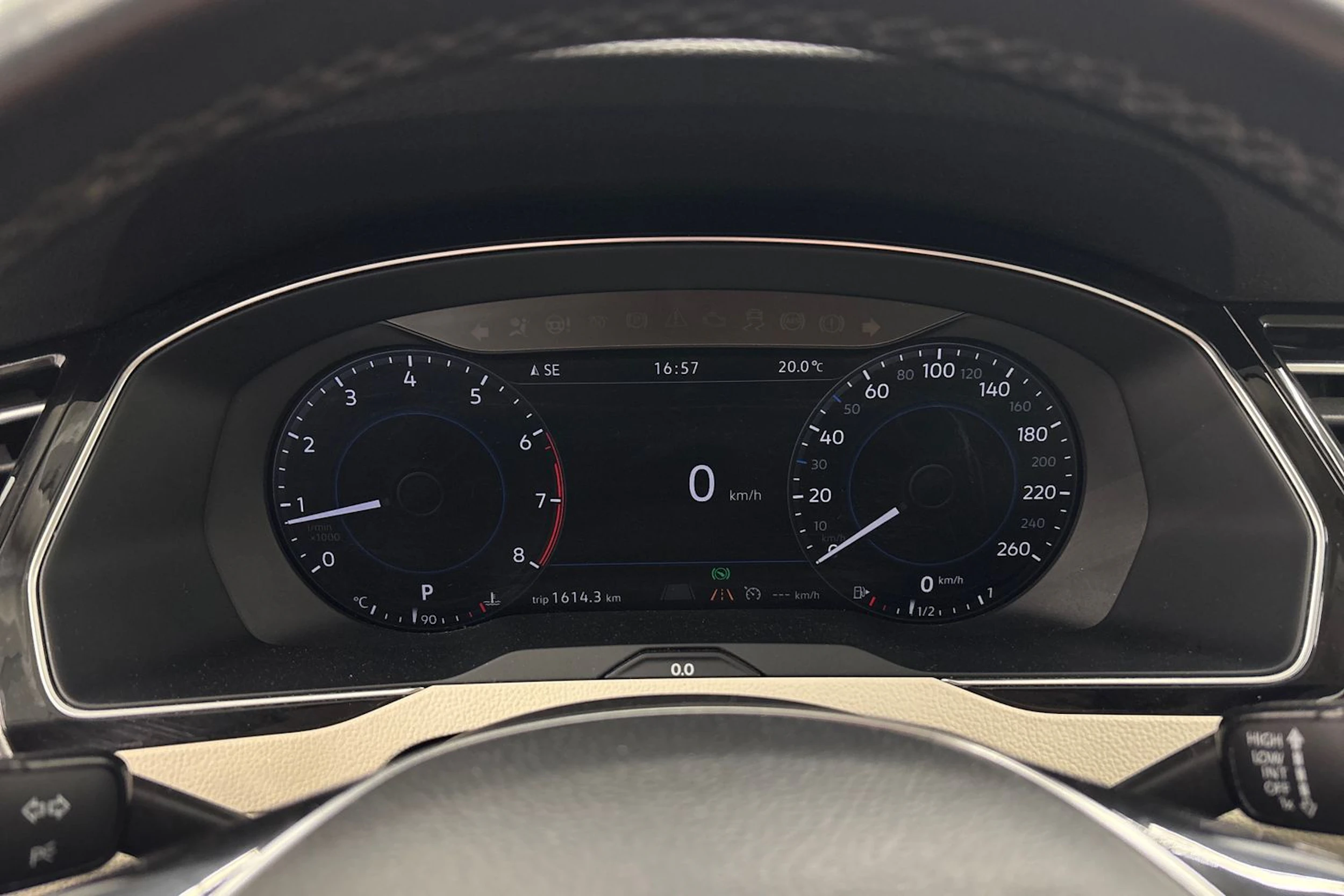 valkoinen Volkswagen Passat 2018 kuva 16.