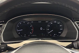 valkoinen Volkswagen Passat 2018 kuva 16.