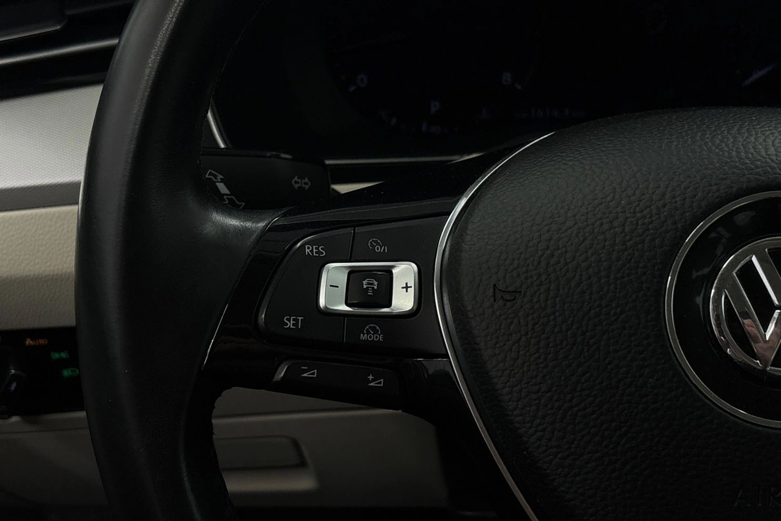 valkoinen Volkswagen Passat 2018 kuva 17.