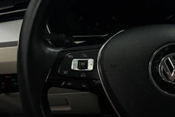 valkoinen Volkswagen Passat 2018 kuva 17.