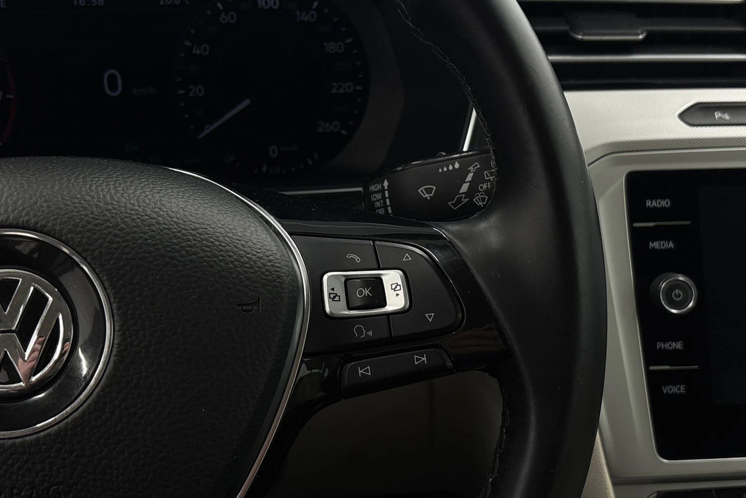 valkoinen Volkswagen Passat 2018 kuva 18.