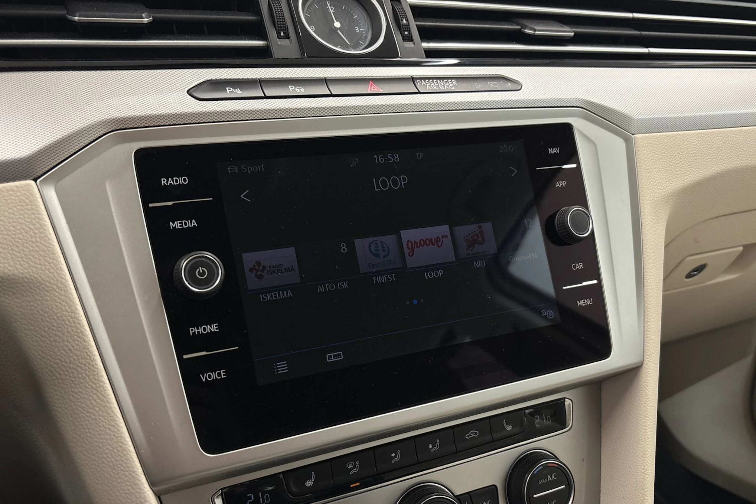 valkoinen Volkswagen Passat 2018 kuva 19.