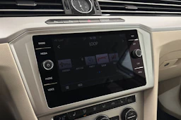 valkoinen Volkswagen Passat 2018 kuva 19.