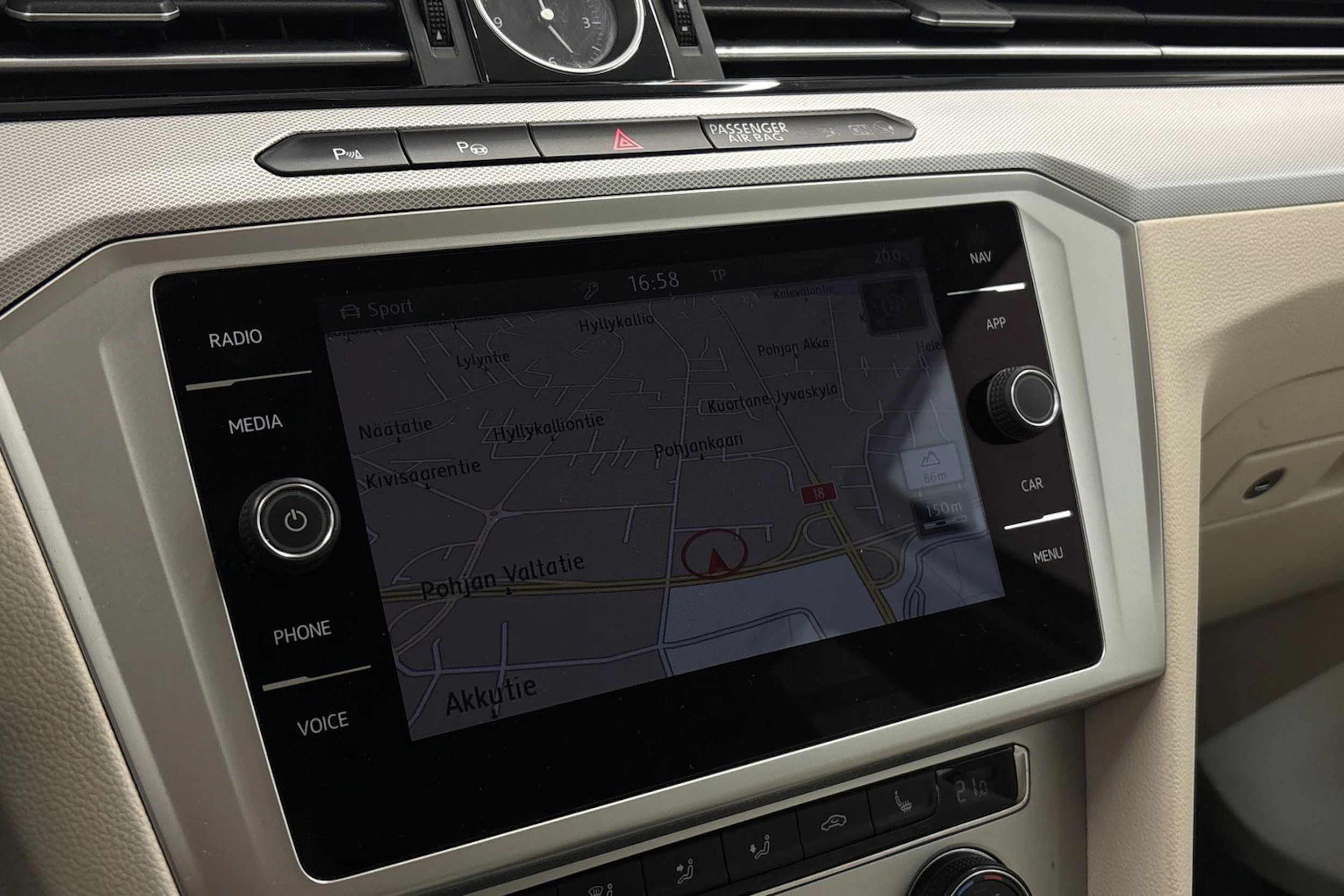 valkoinen Volkswagen Passat 2018 kuva 20.