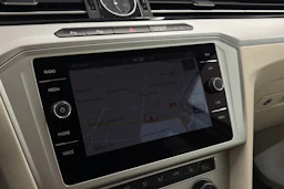 valkoinen Volkswagen Passat 2018 kuva 20.