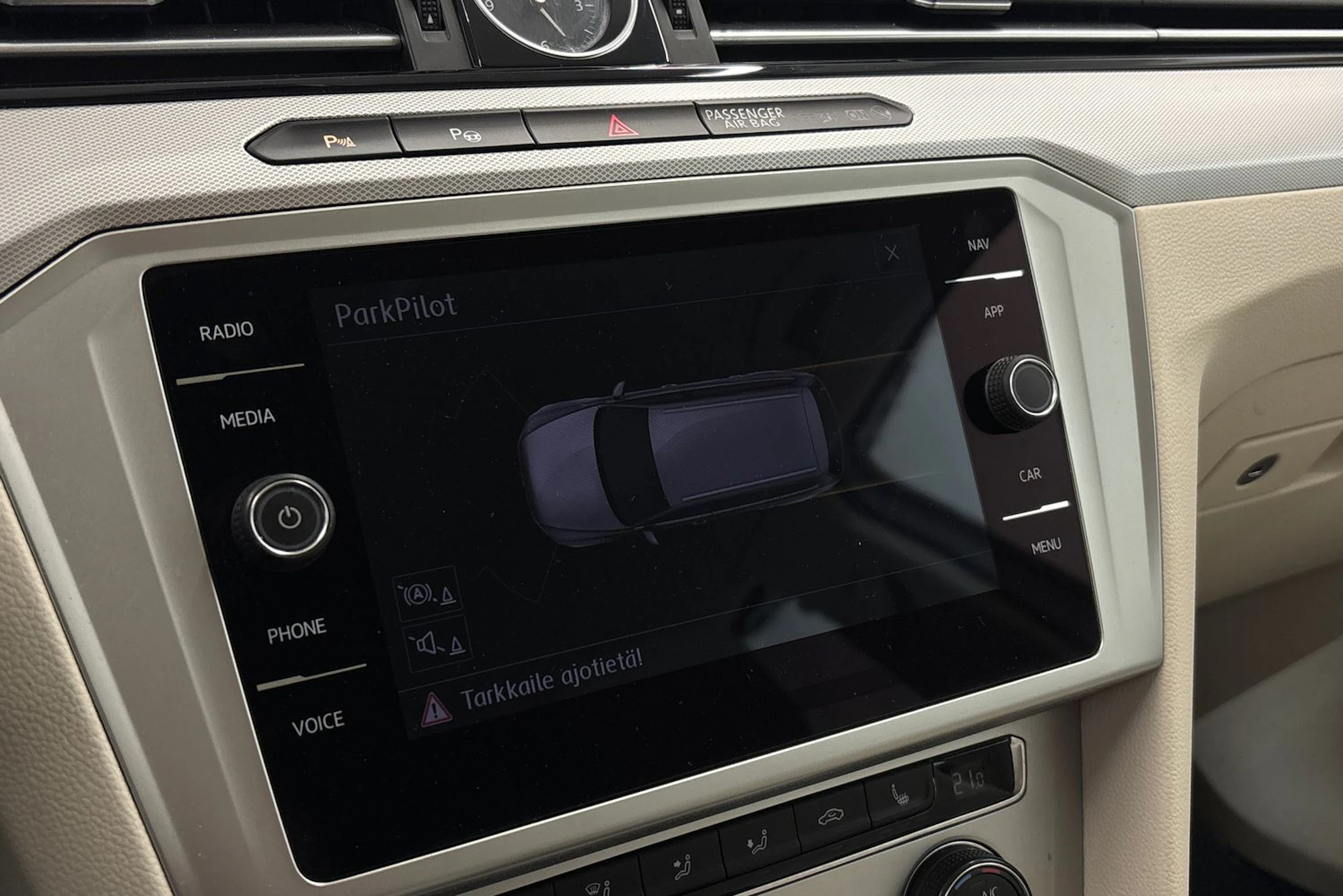 valkoinen Volkswagen Passat 2018 kuva 21.