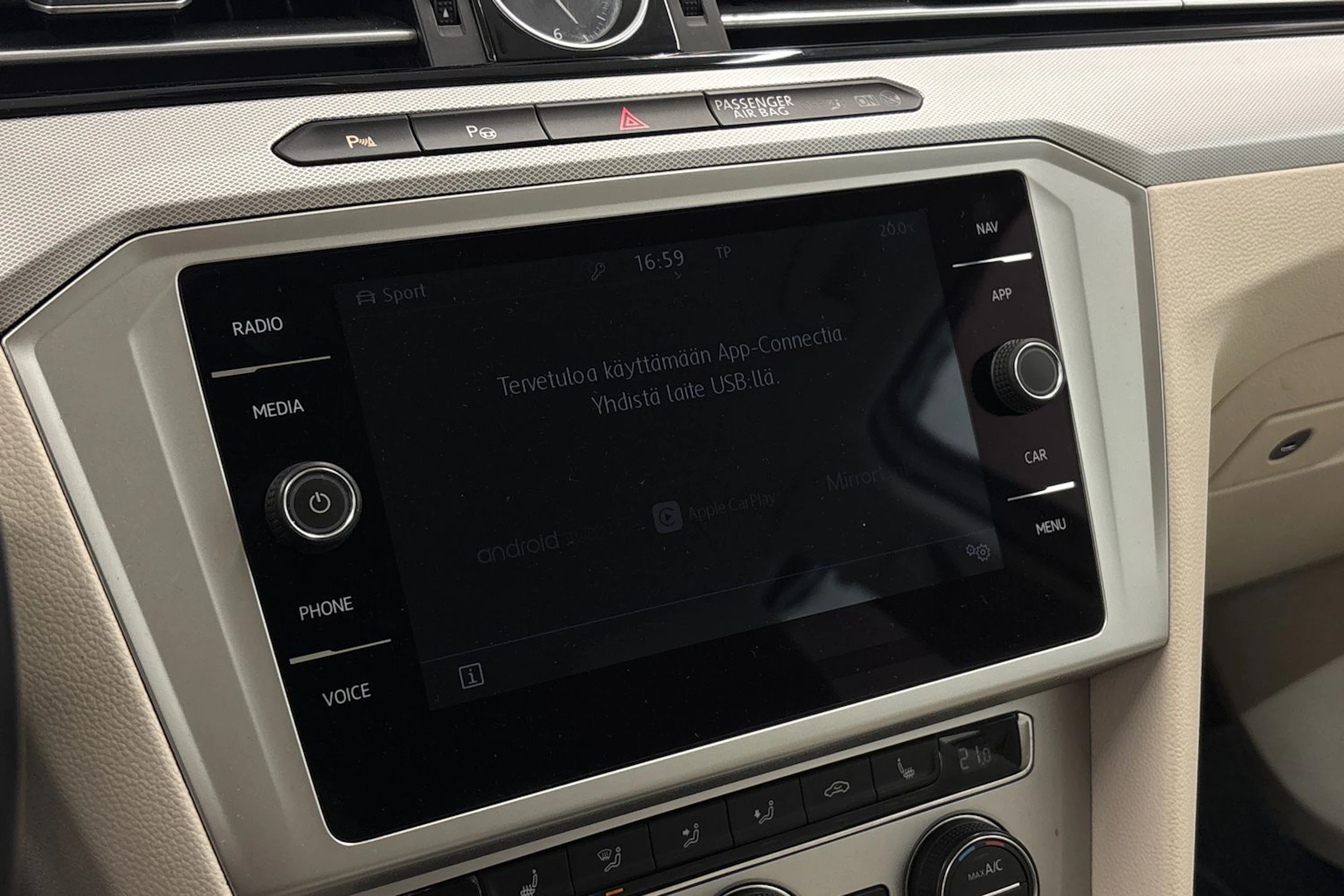 valkoinen Volkswagen Passat 2018 kuva 22.