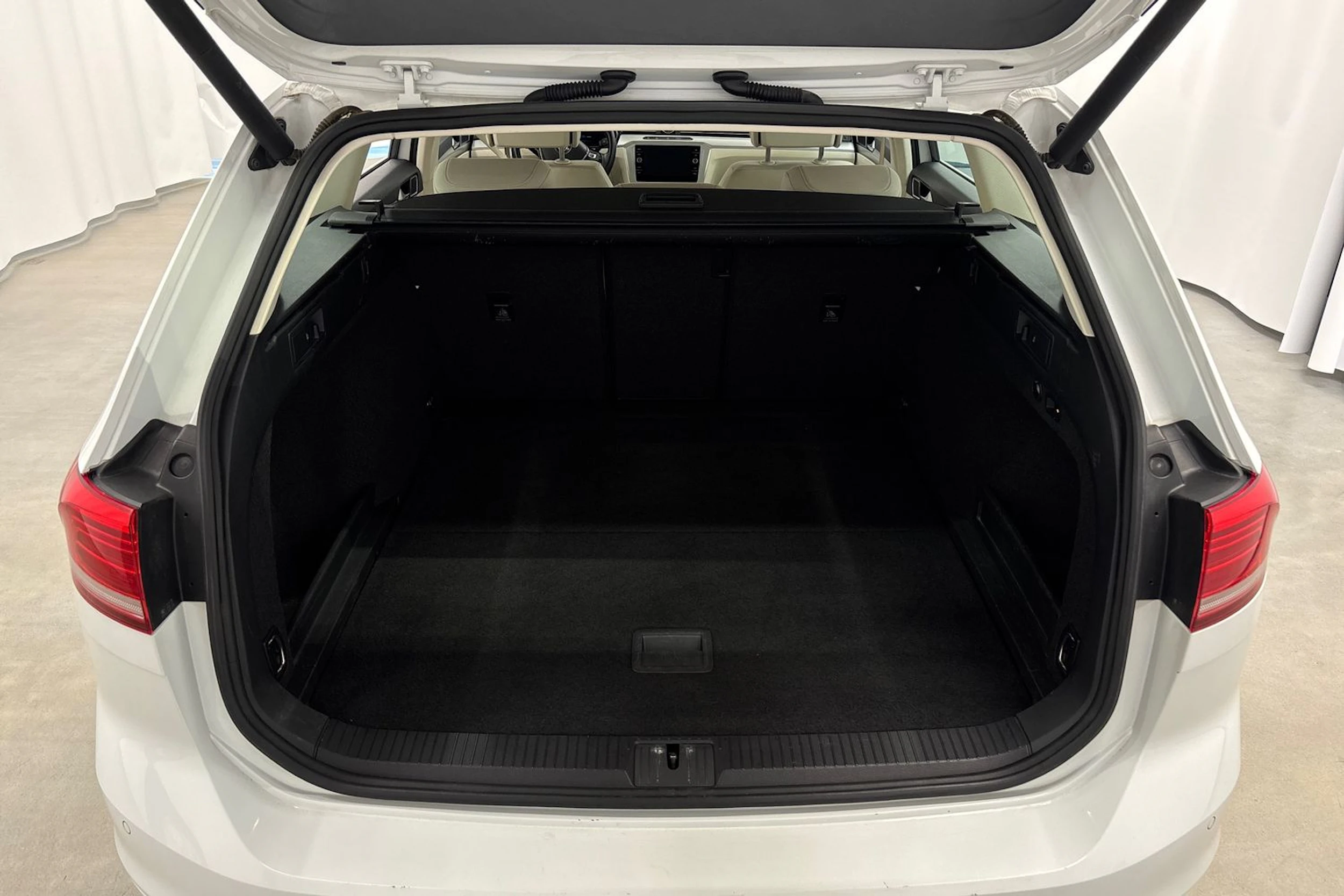 valkoinen Volkswagen Passat 2018 kuva 26.