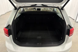 valkoinen Volkswagen Passat 2018 kuva 26.