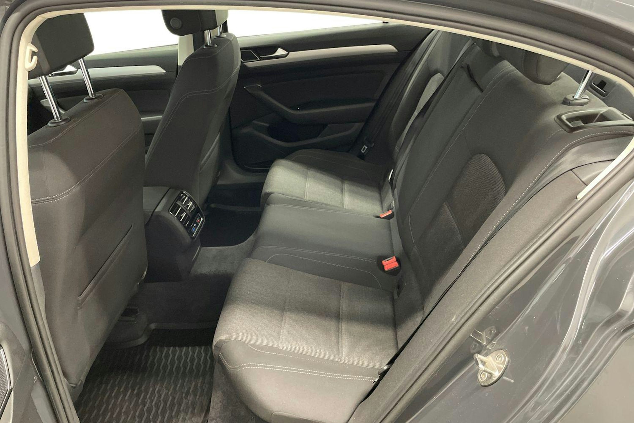 Harmaa Volkswagen PASSAT 2018 kuva 10.