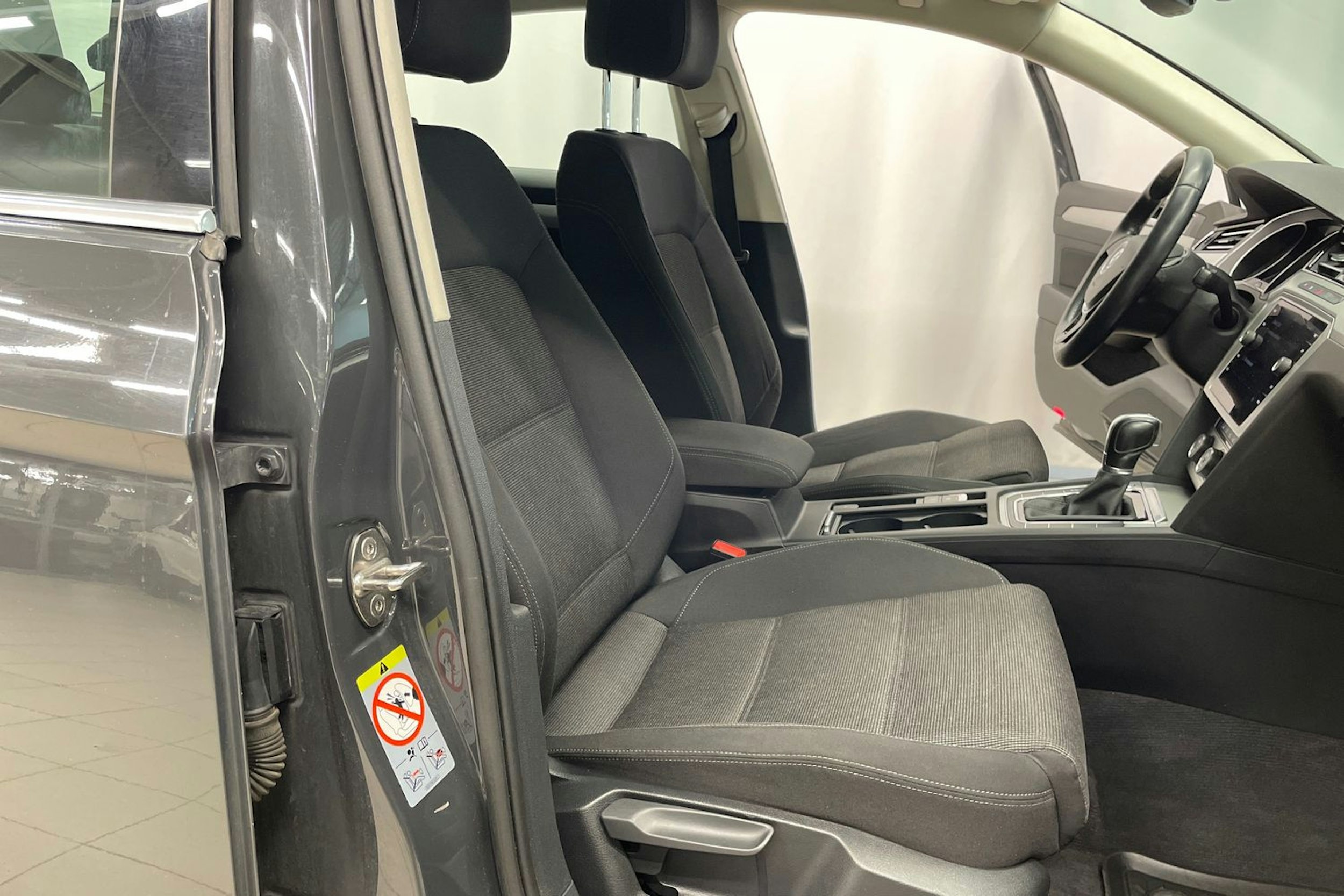 Harmaa Volkswagen PASSAT 2018 kuva 26.