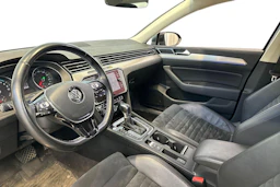 harmaa Volkswagen Passat 2018 kuva 3.