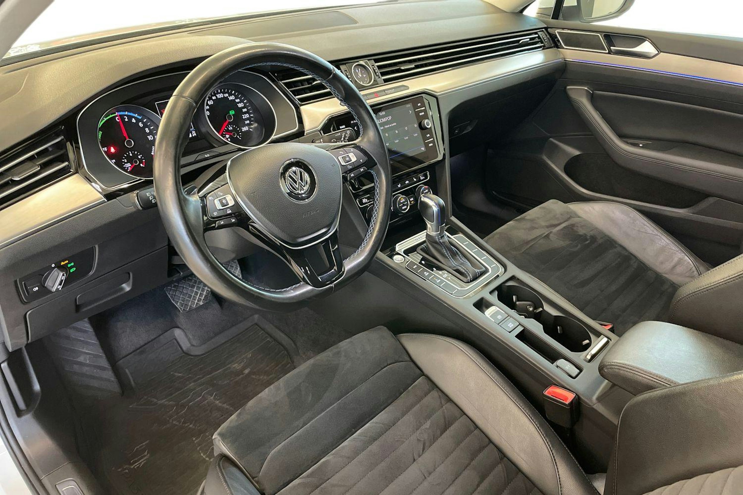 Valkoinen Volkswagen PASSAT 2018 kuva 7.